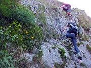 78 Dalle ripide roccette scendiamo con attenzione...